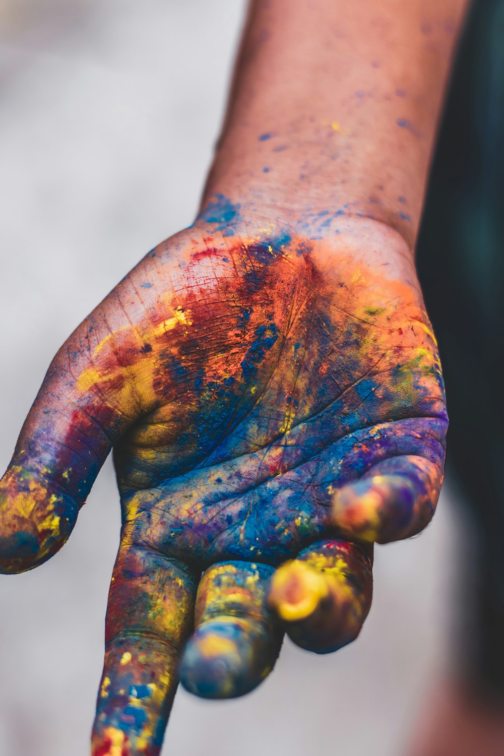 personne avec de la peinture bleue et rouge à portée de main