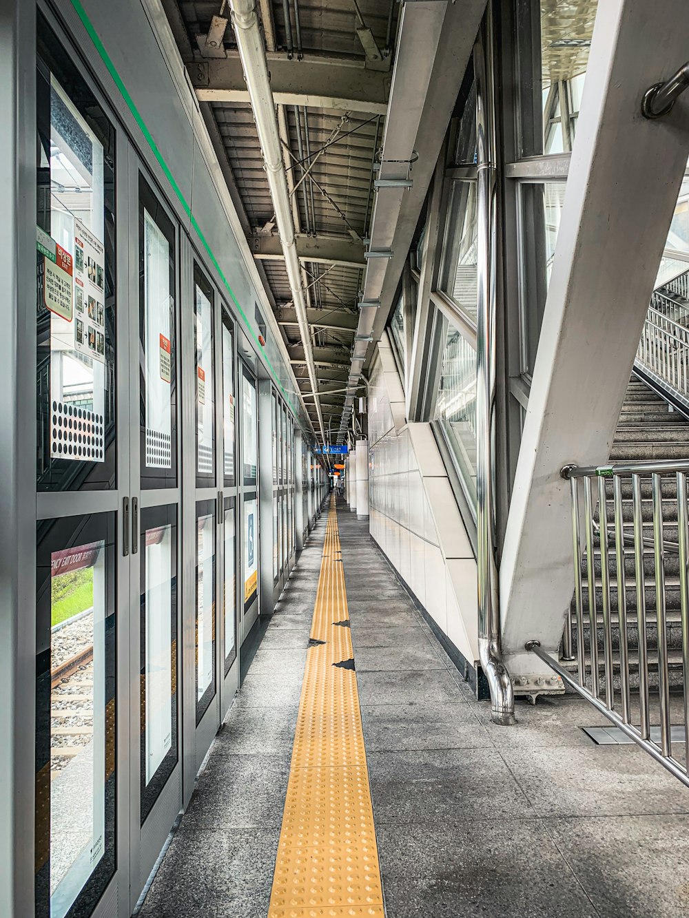 Weißer und grauer Bahnhof