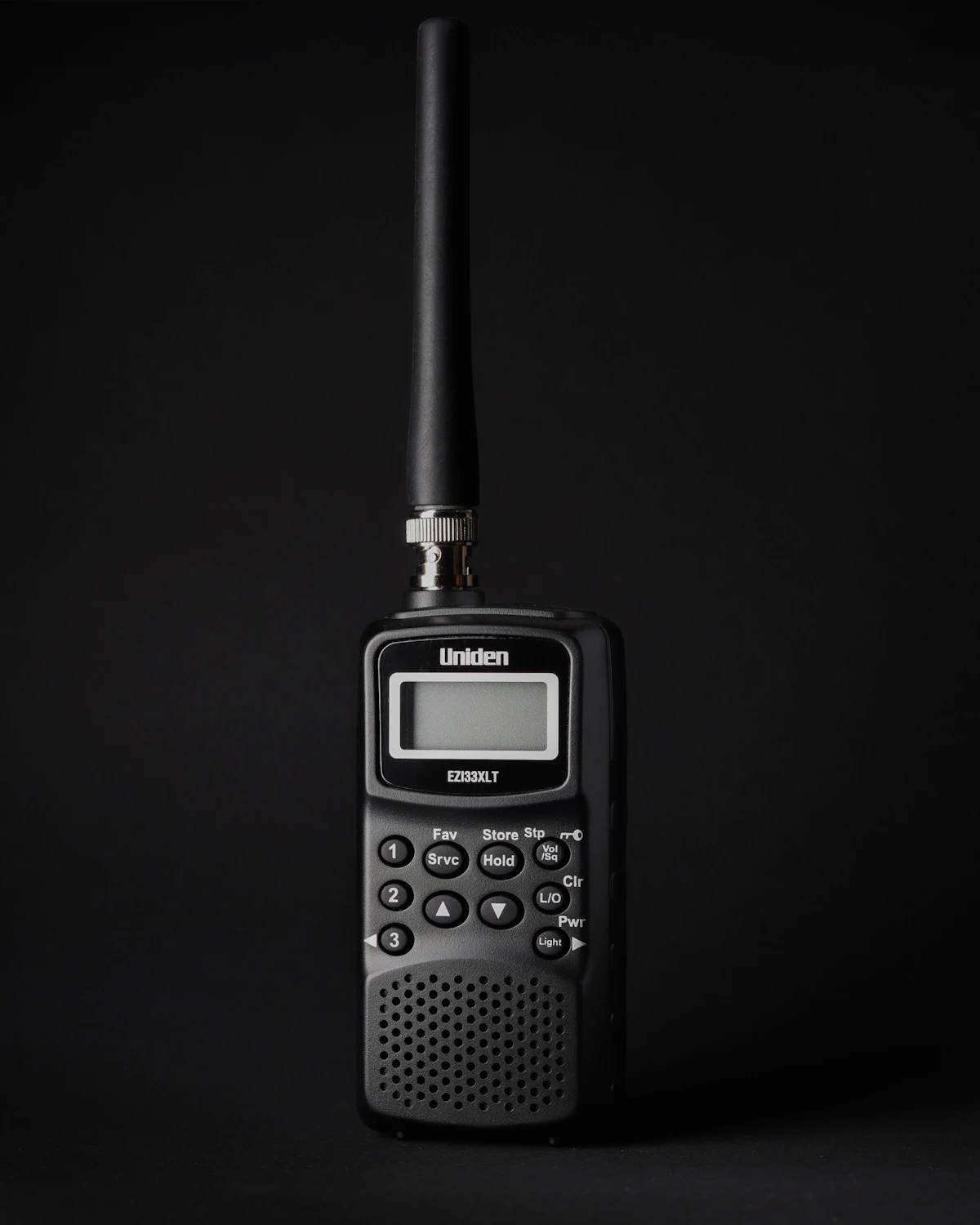 Walkie-talkie negro y gris para comunicaciones de emergencia en el preparacionismo