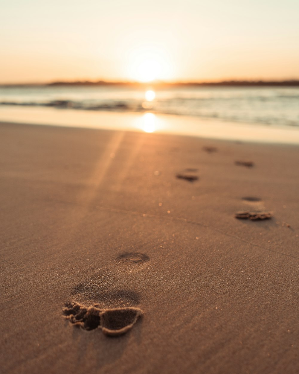 Brauner Sand am Strand bei Sonnenuntergang