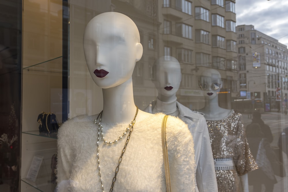 cráneo humano blanco con camisa amarilla