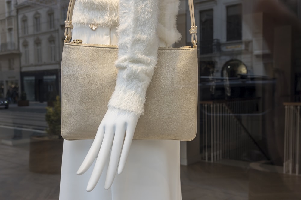 femme en manteau de fourrure blanc et pantalon blanc