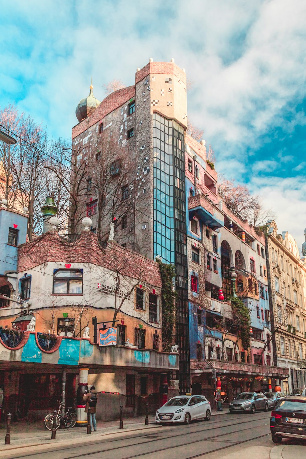 edifício de concreto marrom e cinza sob o céu azul durante o dia