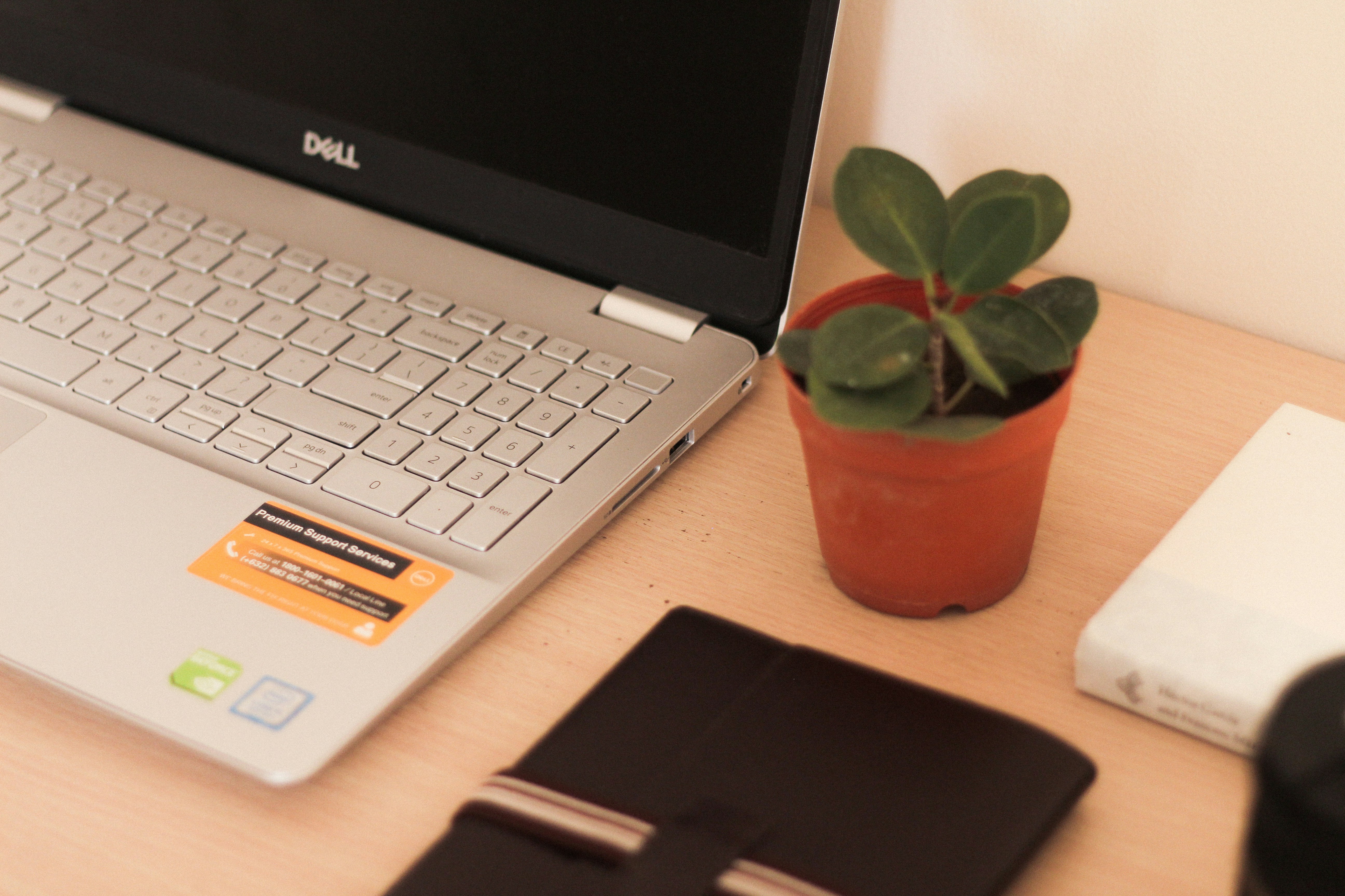 Computer portatile Asus in bianco e nero
