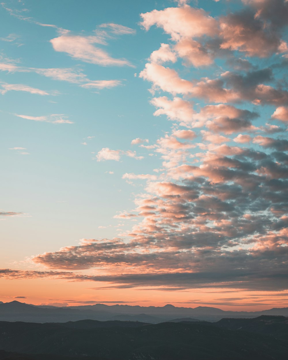 Nubes blancas y cielo azul durante la puesta del sol