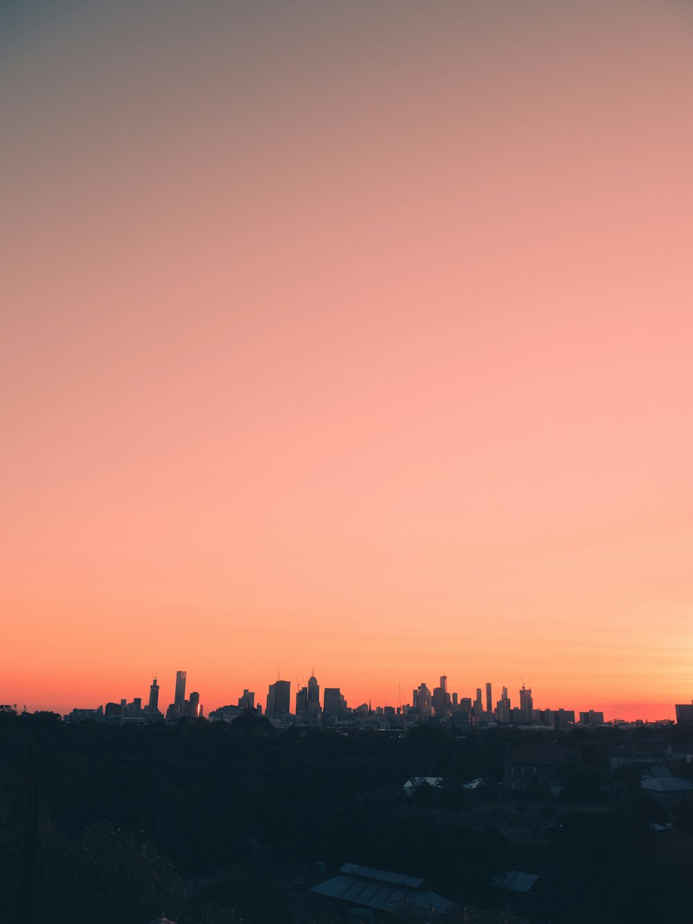 Silhouette von Stadtgebäuden bei Sonnenuntergang