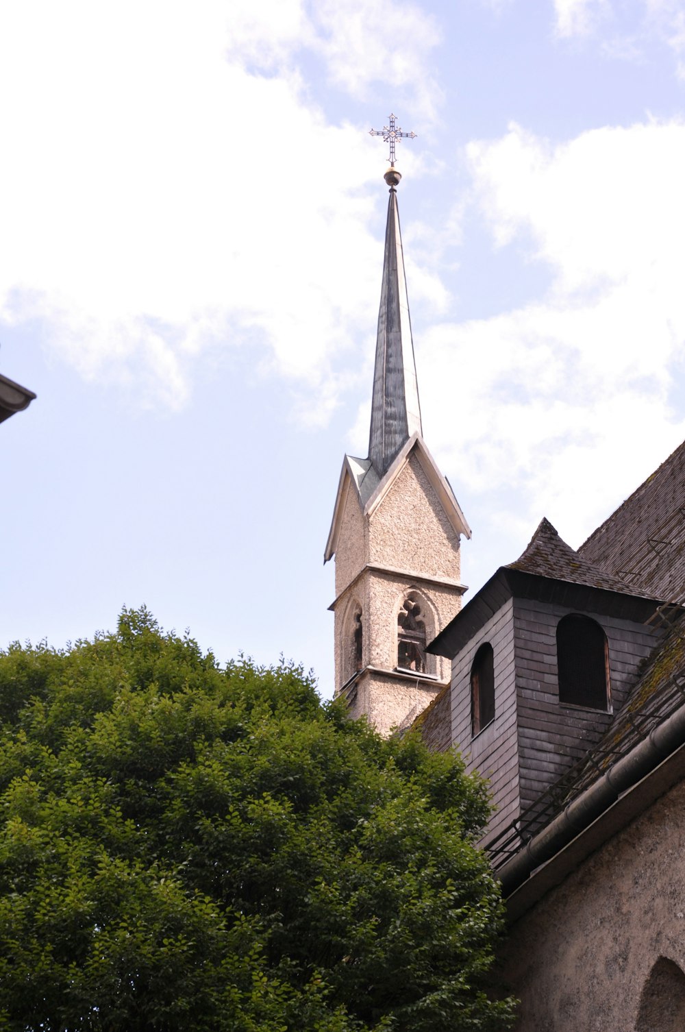 Bâtiment en béton brun près d’arbres verts pendant la journée