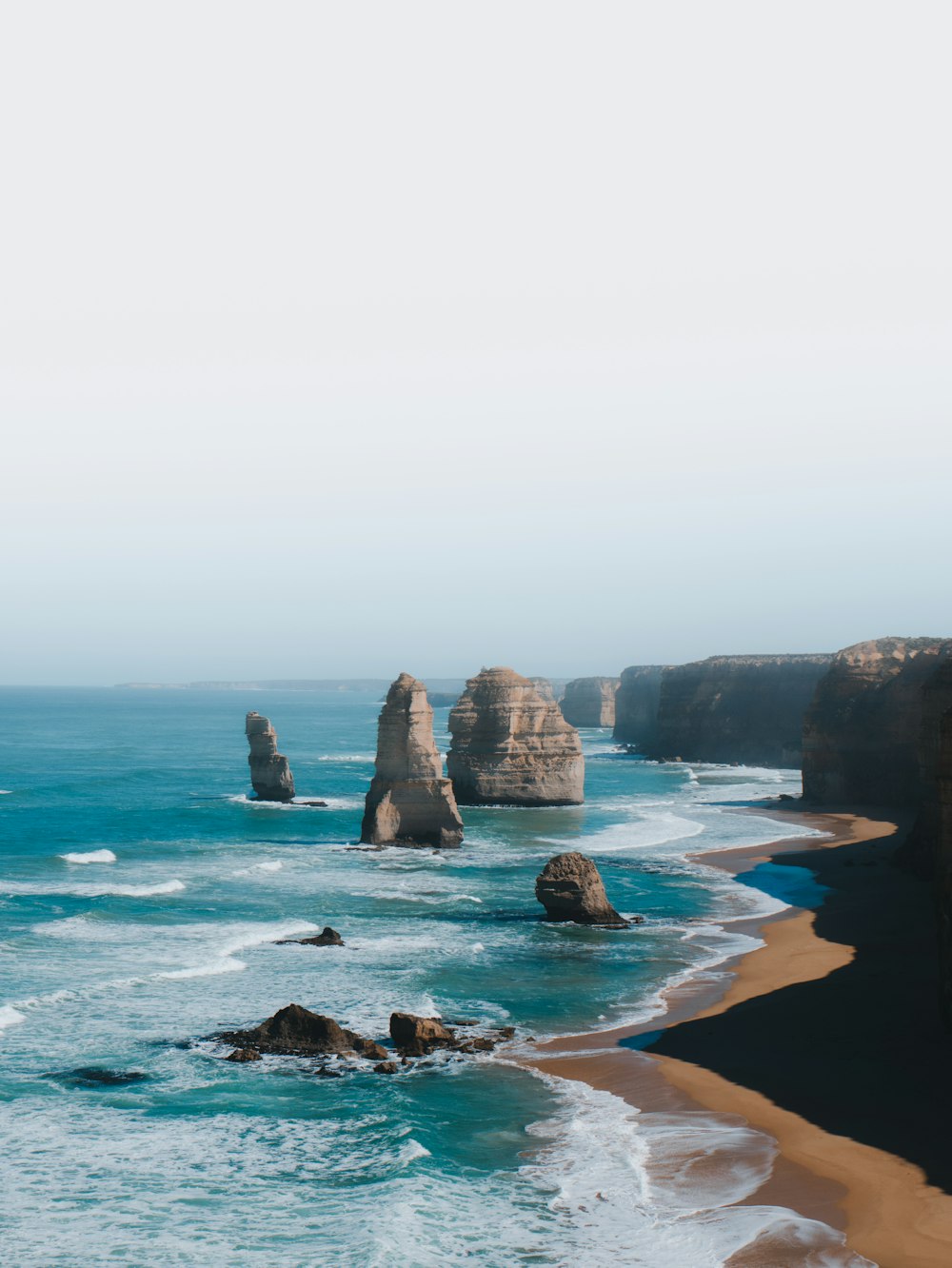 Formation rocheuse brune sur le bord de la mer pendant la journée