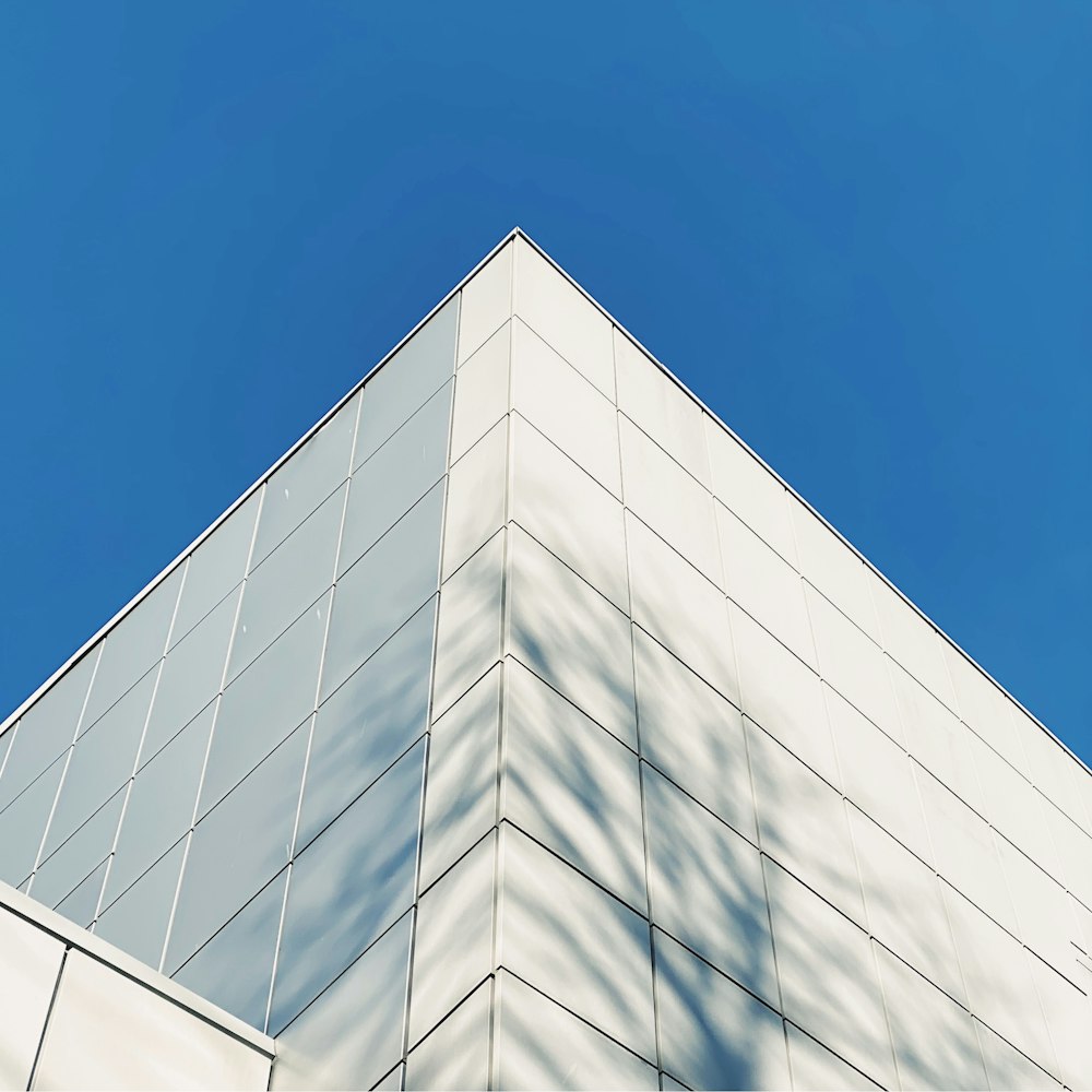 昼間の青空に白いコンクリートの建物