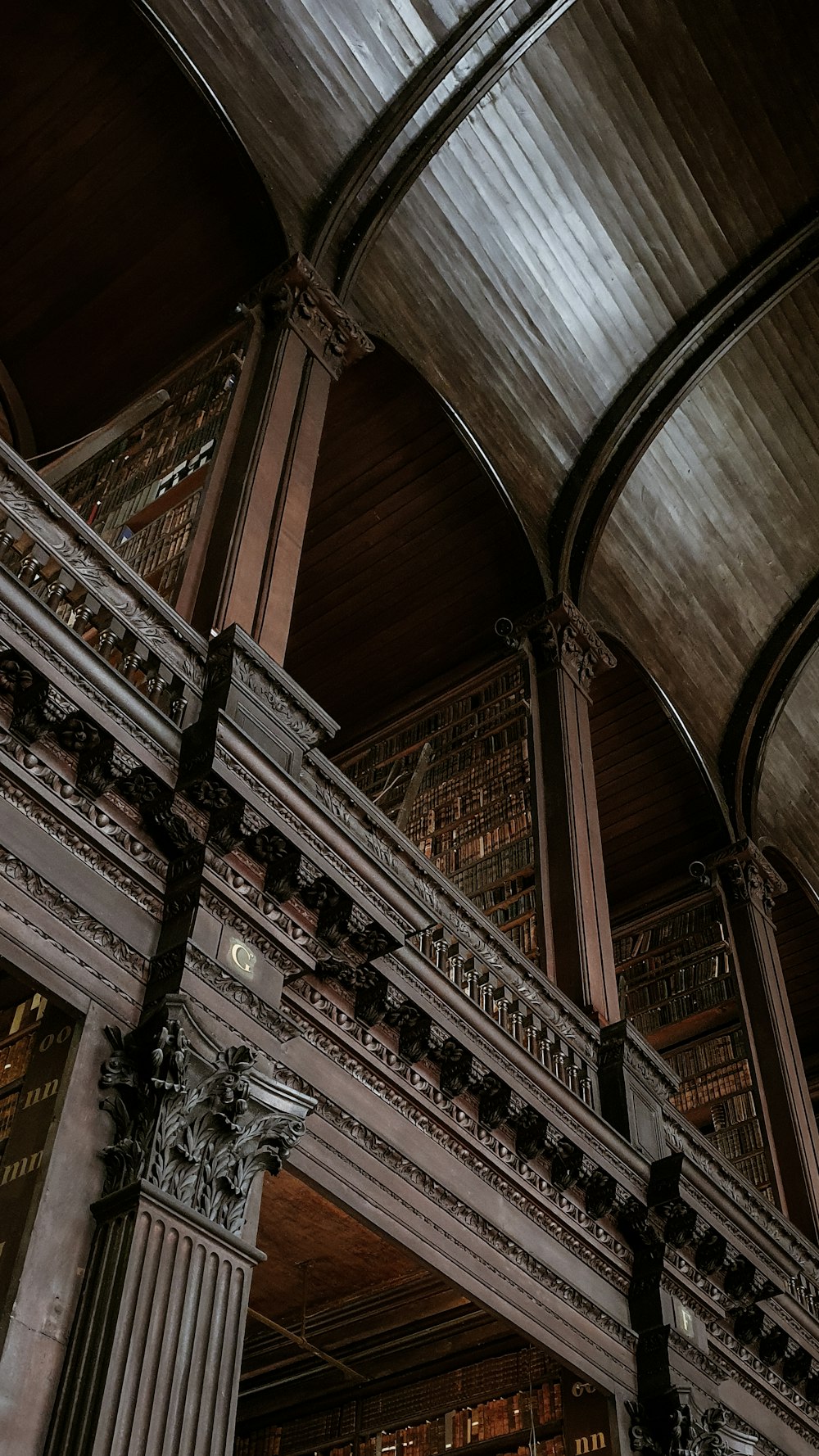 personnes marchant à l’intérieur d’un bâtiment pendant la journée