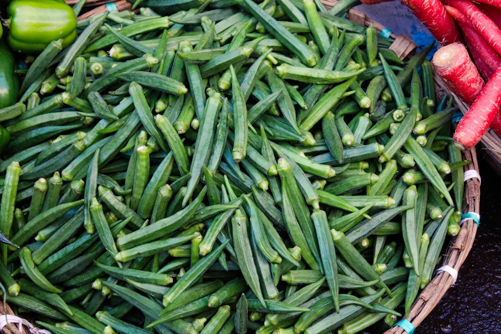 piment vert sur récipient en plastique rouge