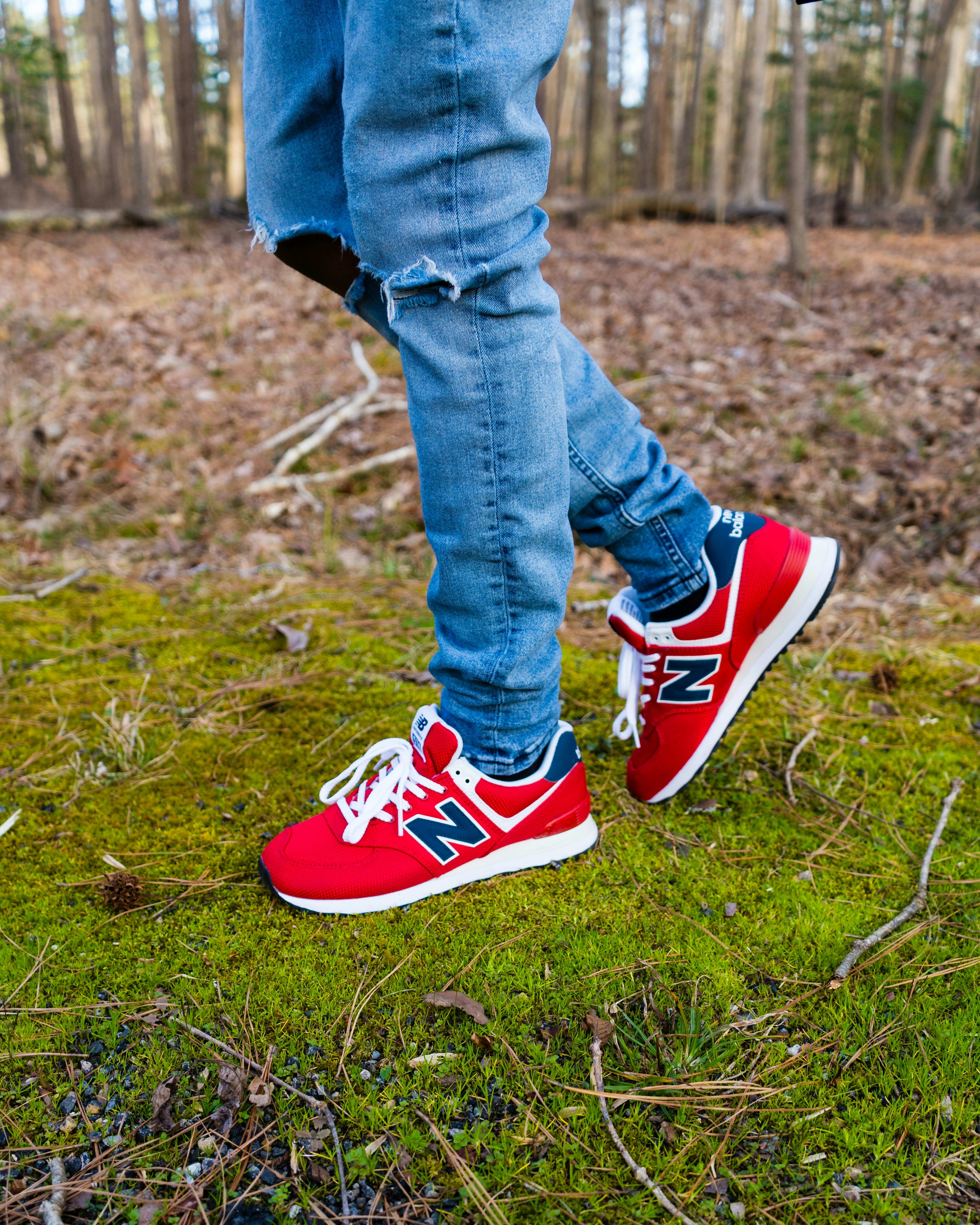 青いデニム ジーンズと青と白のナイキ スニーカーの人の写真 Unsplashで見つけるニューバランスの無料写真