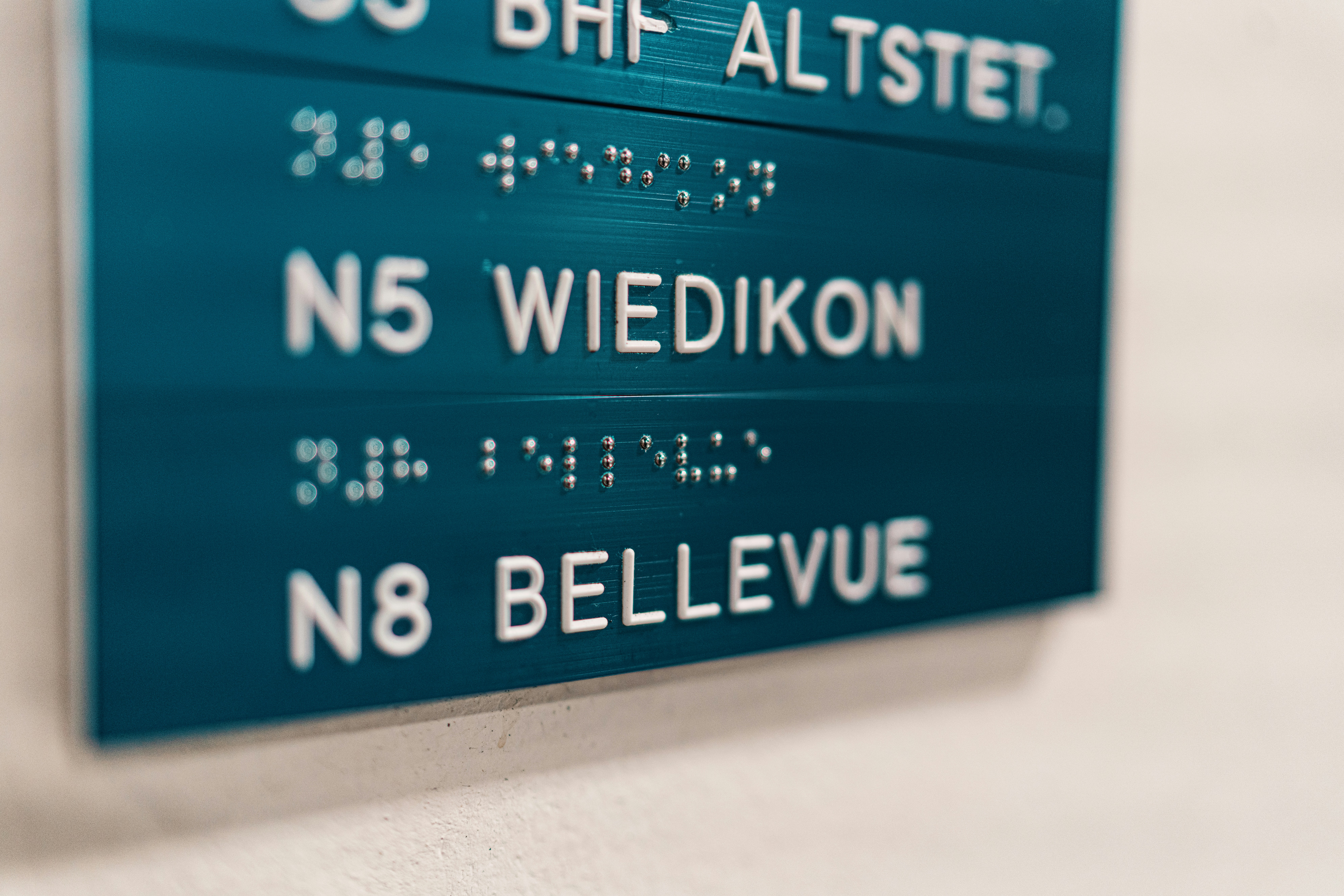 blue and white kanji text