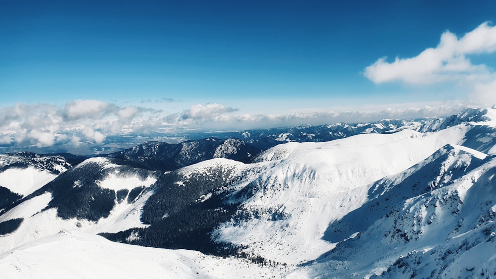 Schneebedeckter Berg unter blauem Himmel tagsüber