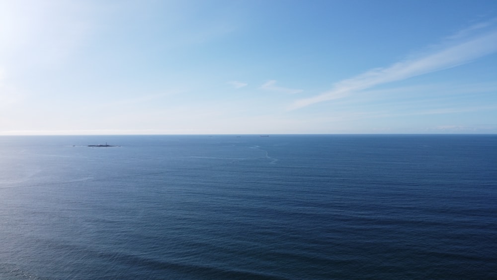 Blauer Ozean unter blauem Himmel tagsüber