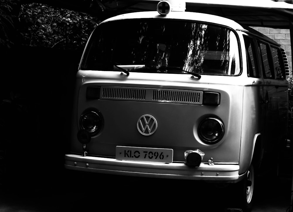 grayscale photo of volkswagen t-2