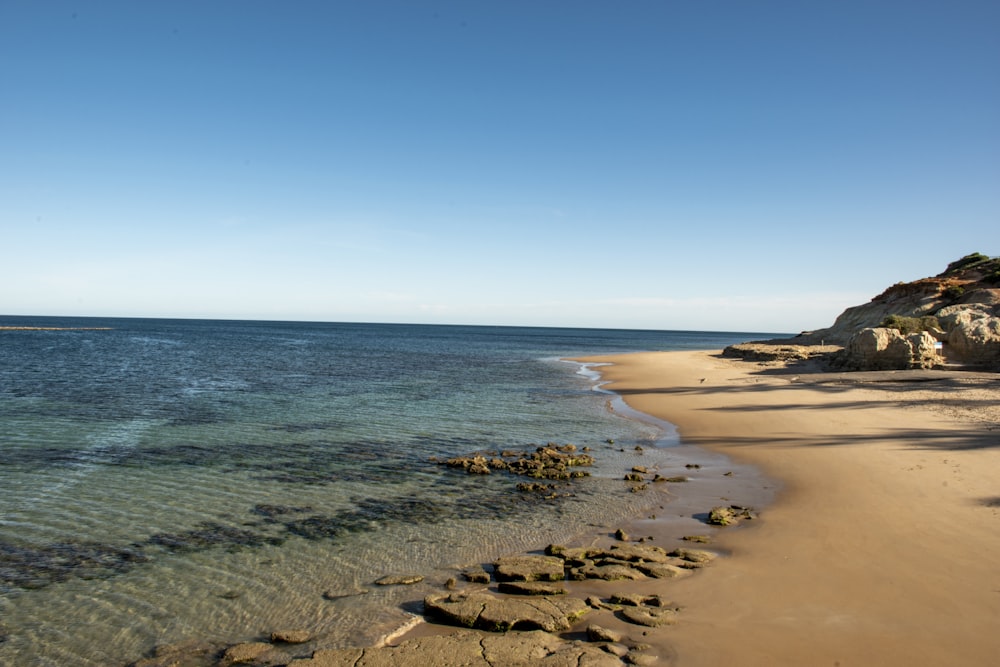 blaues Meer unter blauem Himmel tagsüber