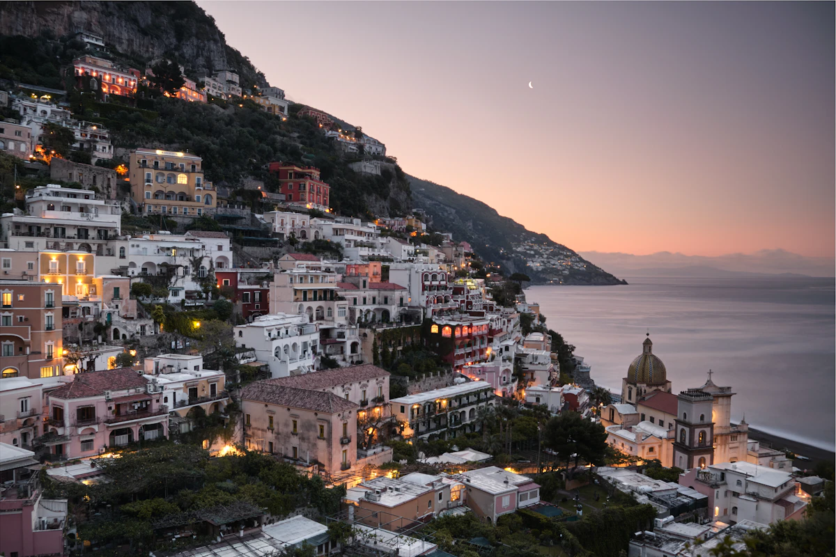 Positano al tramonto vista dal mare