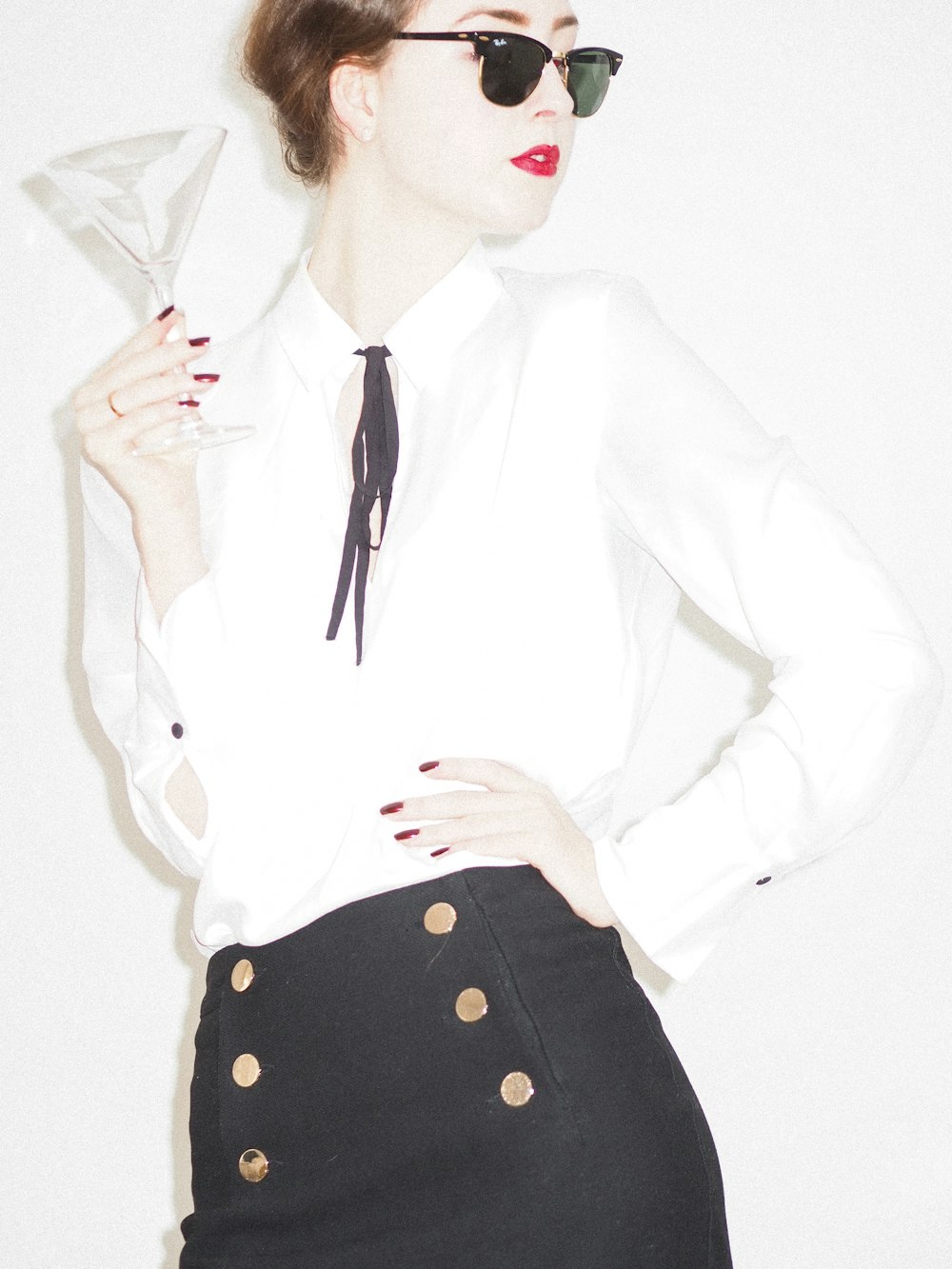 Foto mujer con blazer blanco y falda de lunares en blanco y negro – Imagen  Los angeles gratis en Unsplash