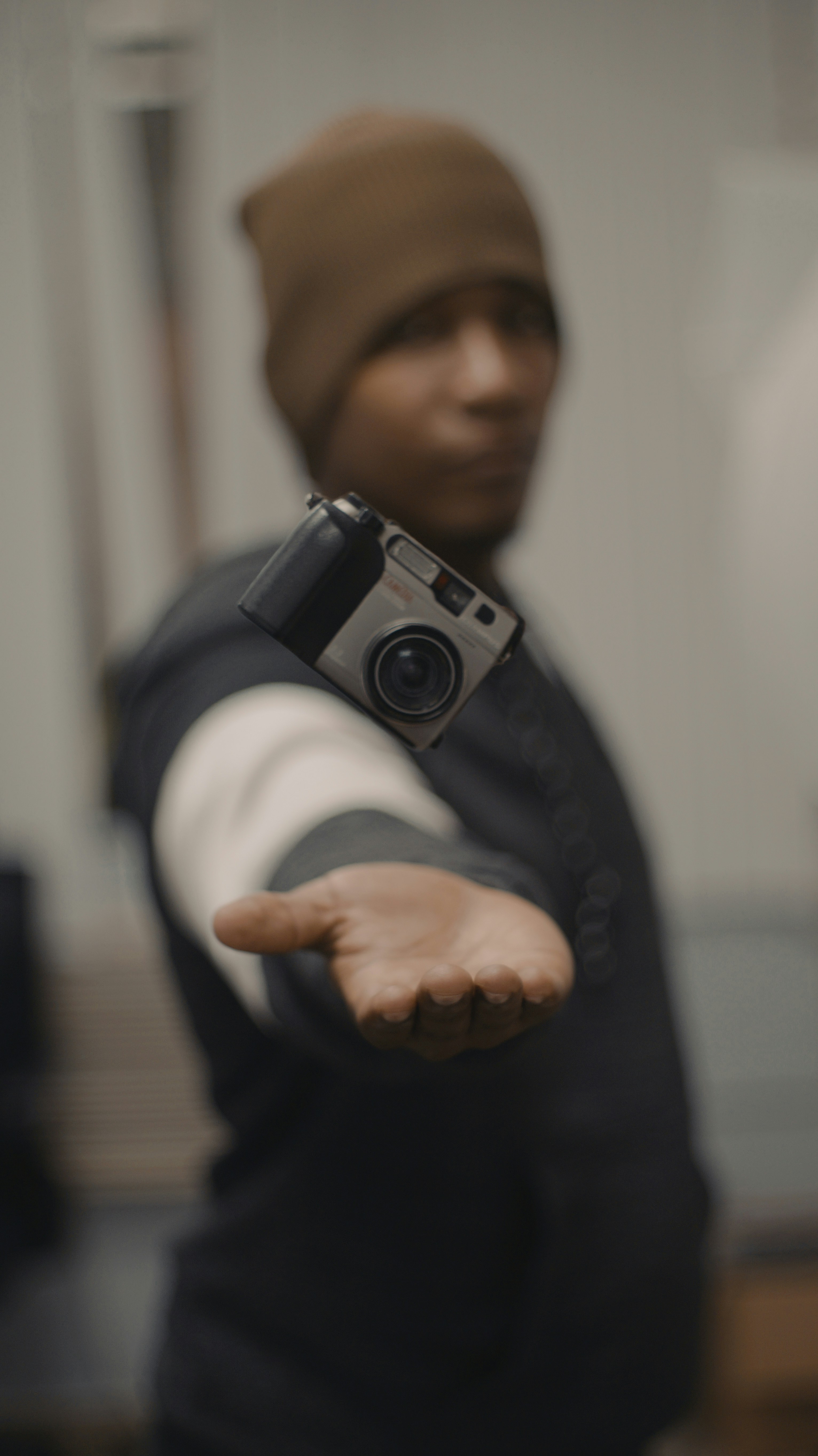 uomo in giacca nera che tiene la macchina fotografica nera e argento