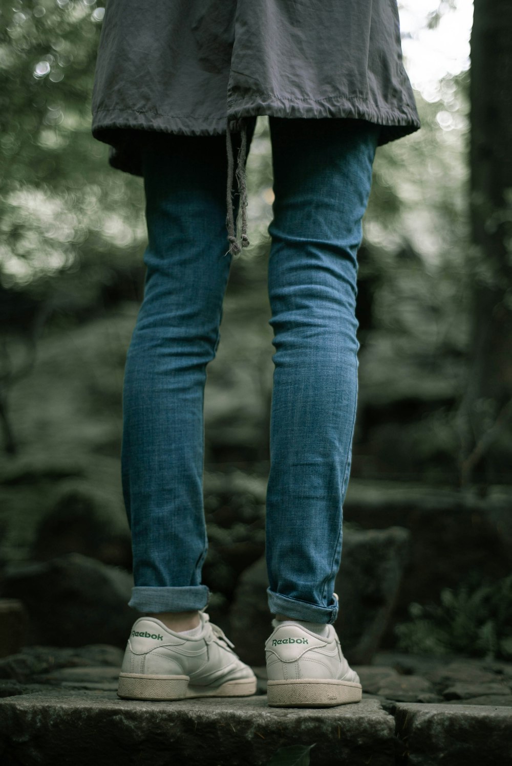 persona in jeans blu e scarpe da ginnastica bianche foto – Portland  Immagine gratuita su Unsplash