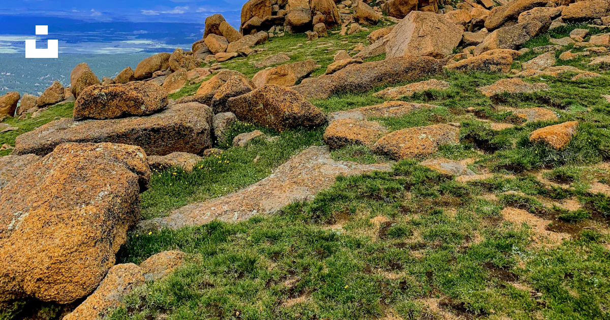 Fgrass Foeld Rocks Brown rocks on green grass field under blue sky during daytime photo ...