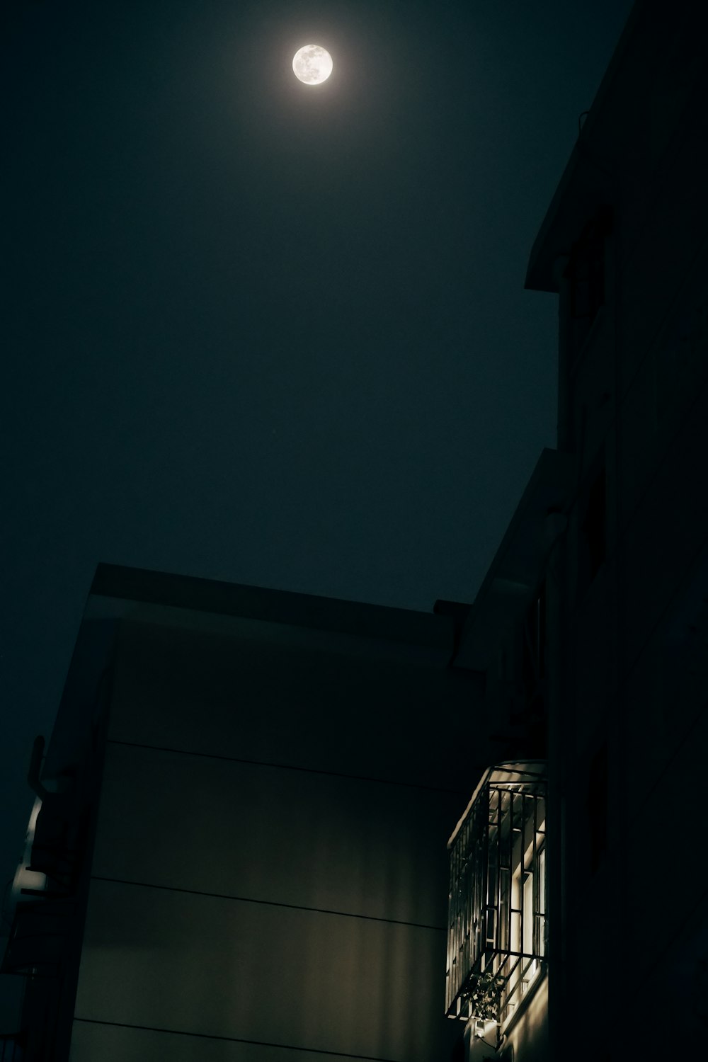 Edificio de hormigón blanco durante la noche