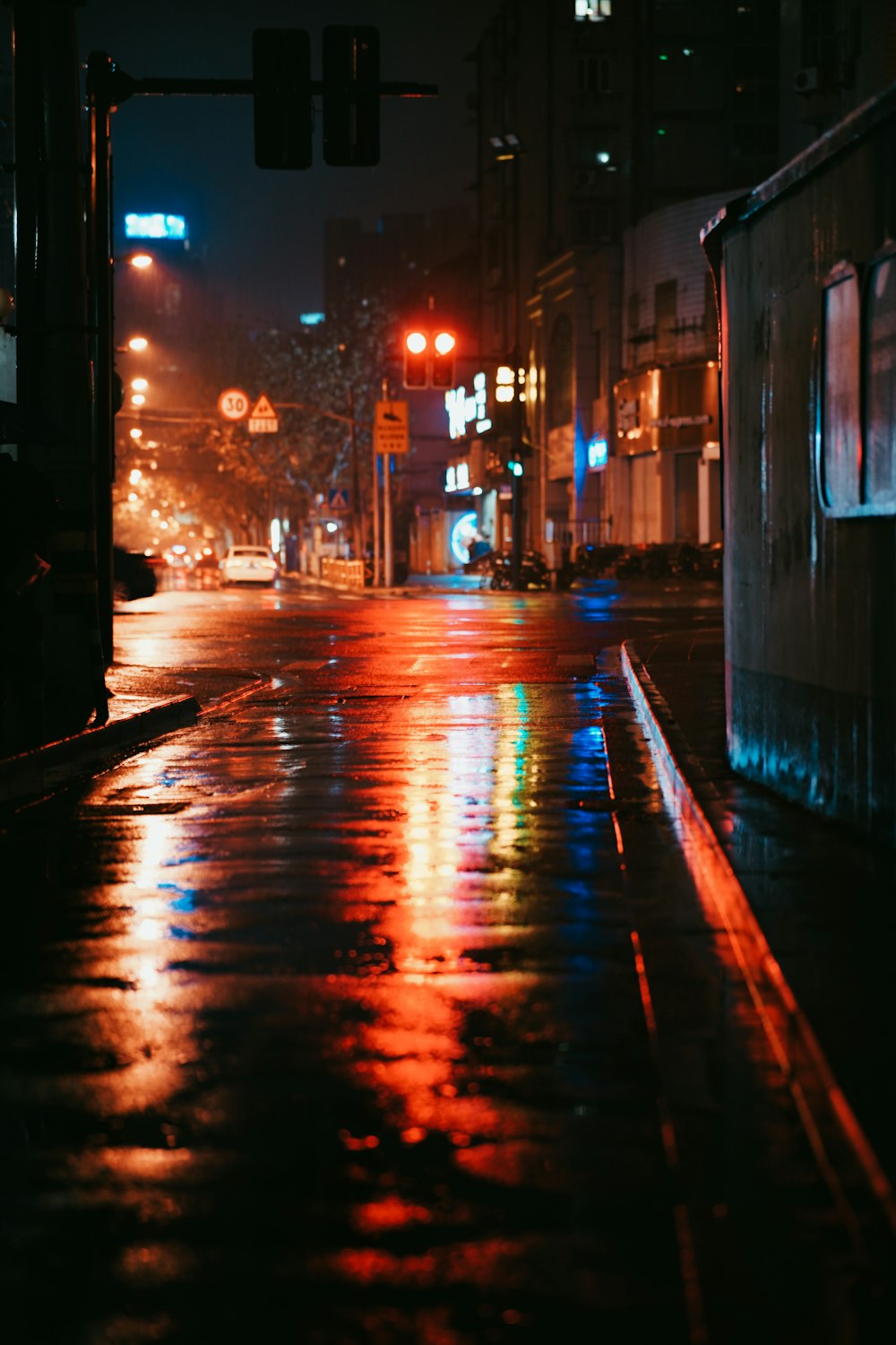 rotes und gelbes Licht auf der Straße während der Nachtzeit