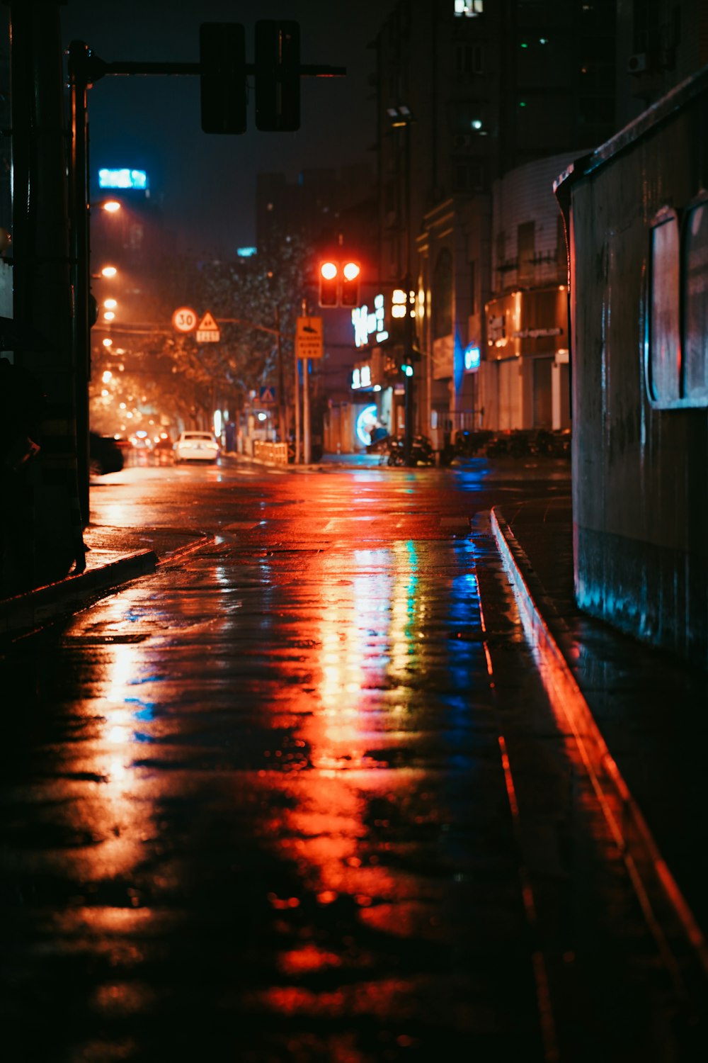 luz roja y amarilla en la calle durante la noche