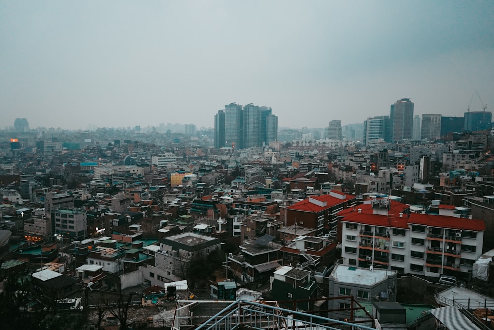 Vista aérea de los edificios de la ciudad durante el día