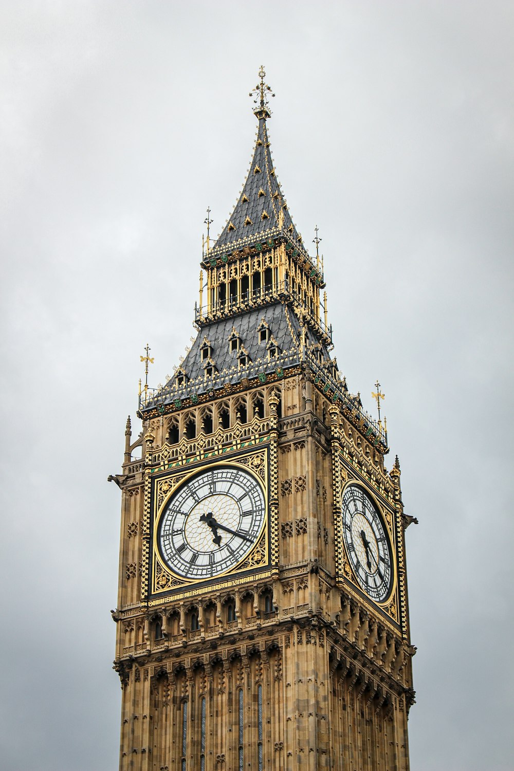 Big Ben sous les nuages blancs pendant la journée