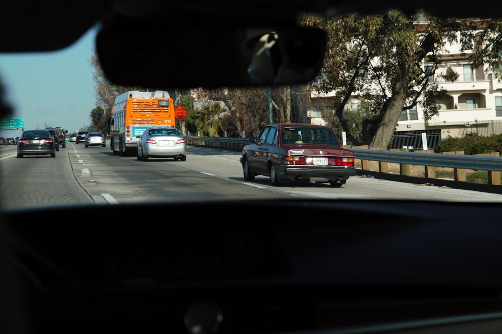 日中の道路を走る車