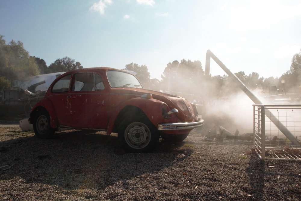 Auto d'epoca rossa e bianca su terreno marrone