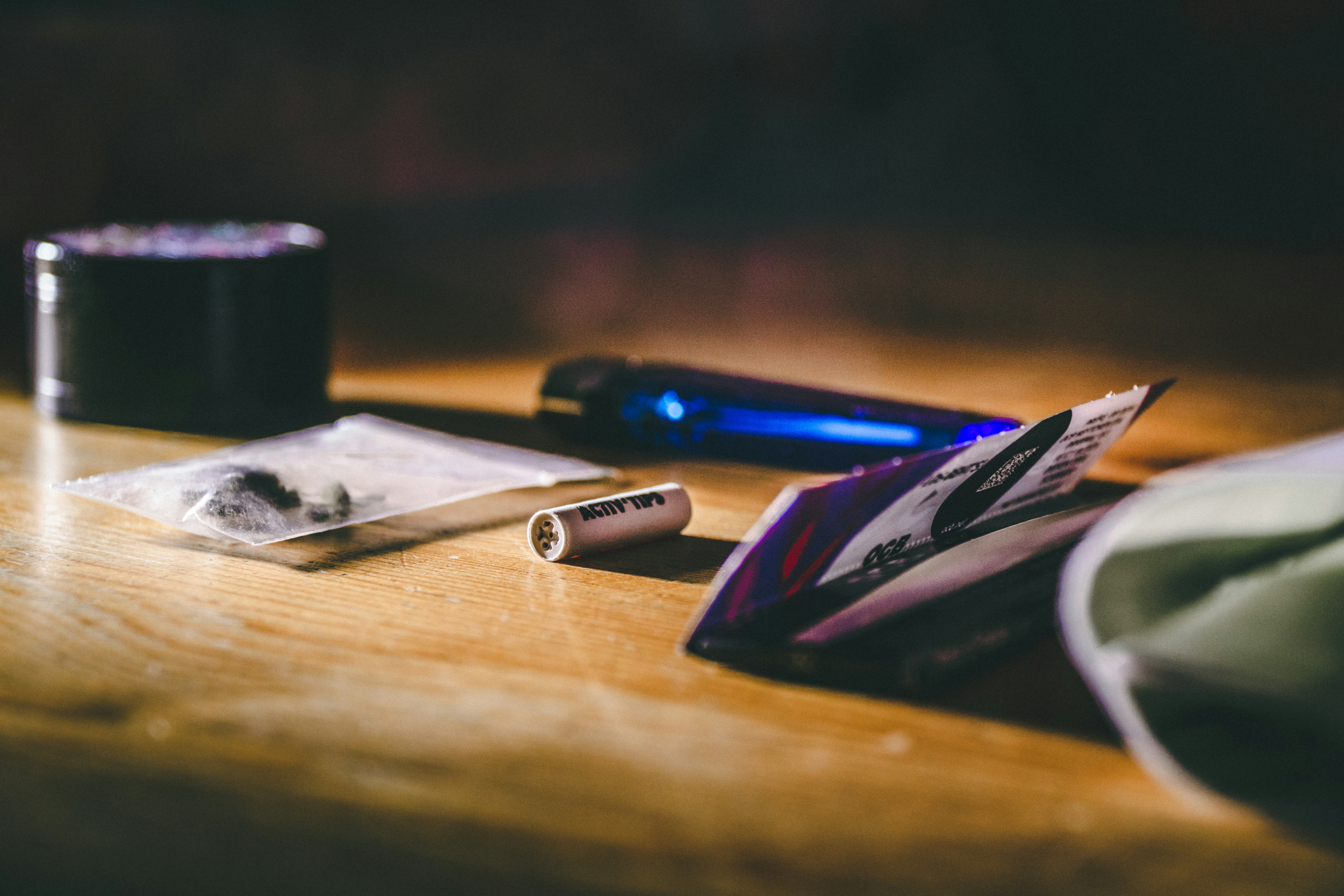 batteria viola e nera sul tavolo di legno marrone