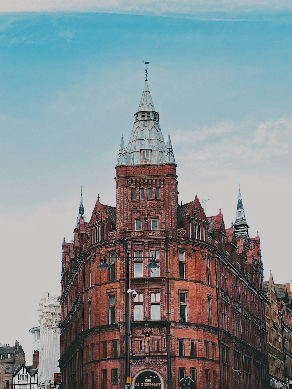 Edificio de hormigón marrón bajo el cielo azul durante el día