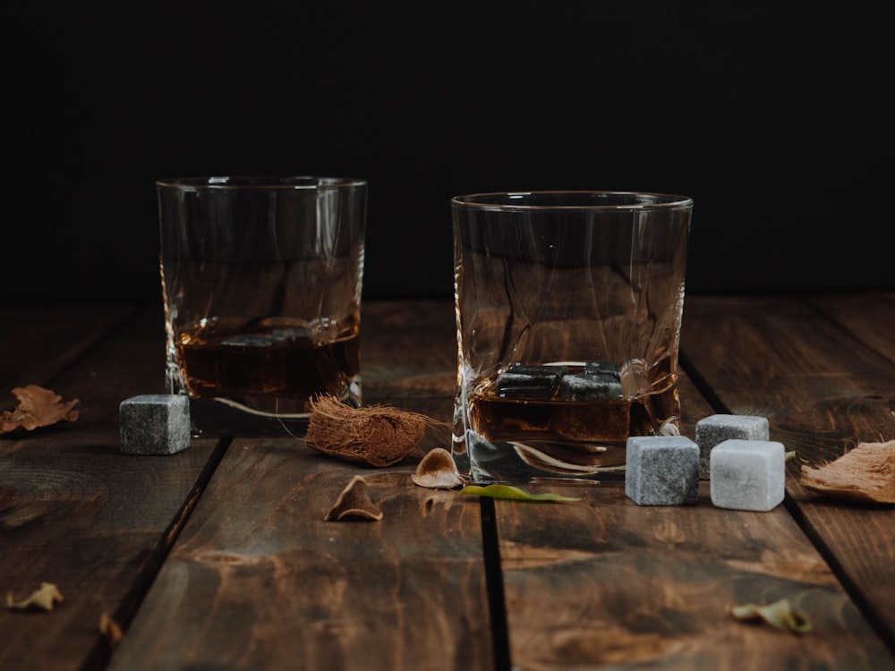 verre à boire clair sur table en bois brun