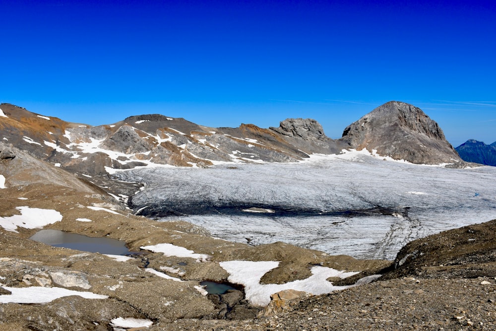 montagne enneigée sous ciel bleu pendant la journée