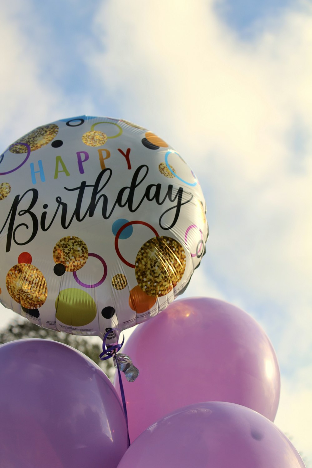 balões de feliz aniversário com texto de feliz aniversário