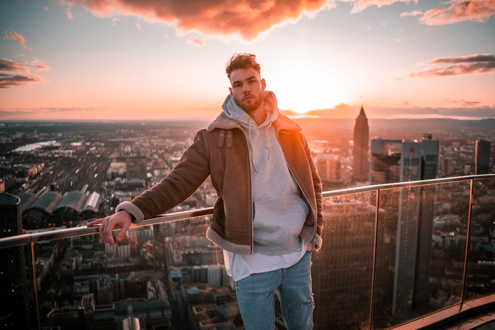 Un uomo in piedi sulla cima di un edificio alto