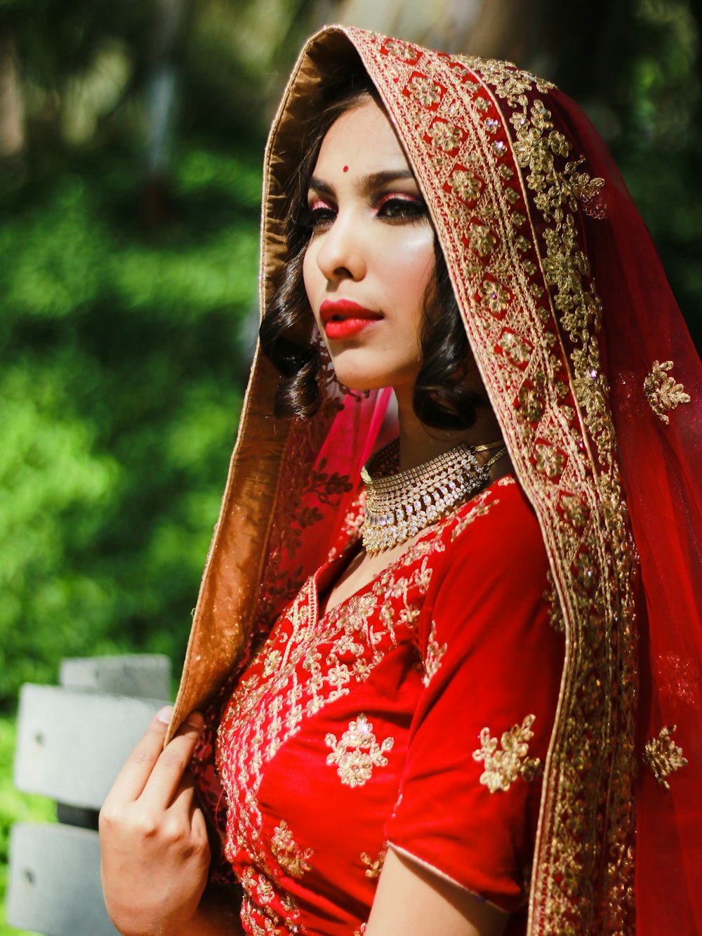 Femme en hijab floral rouge et or