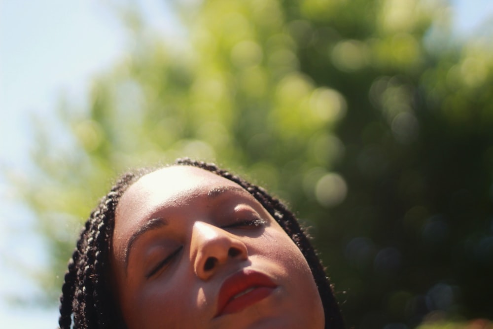 faccia di donna in primo piano fotografia