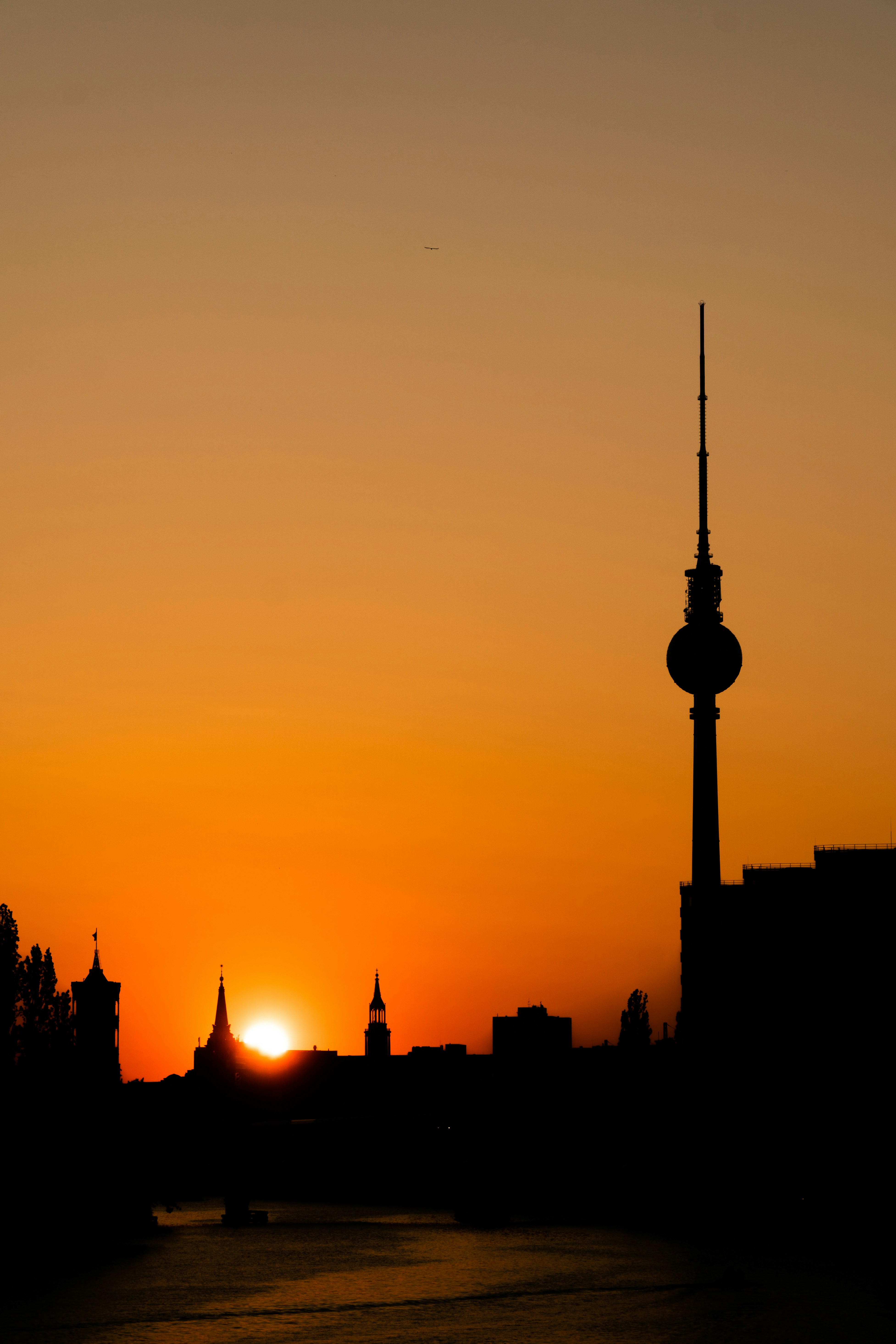 Silhouette von Stadtgebäuden bei Sonnenuntergang