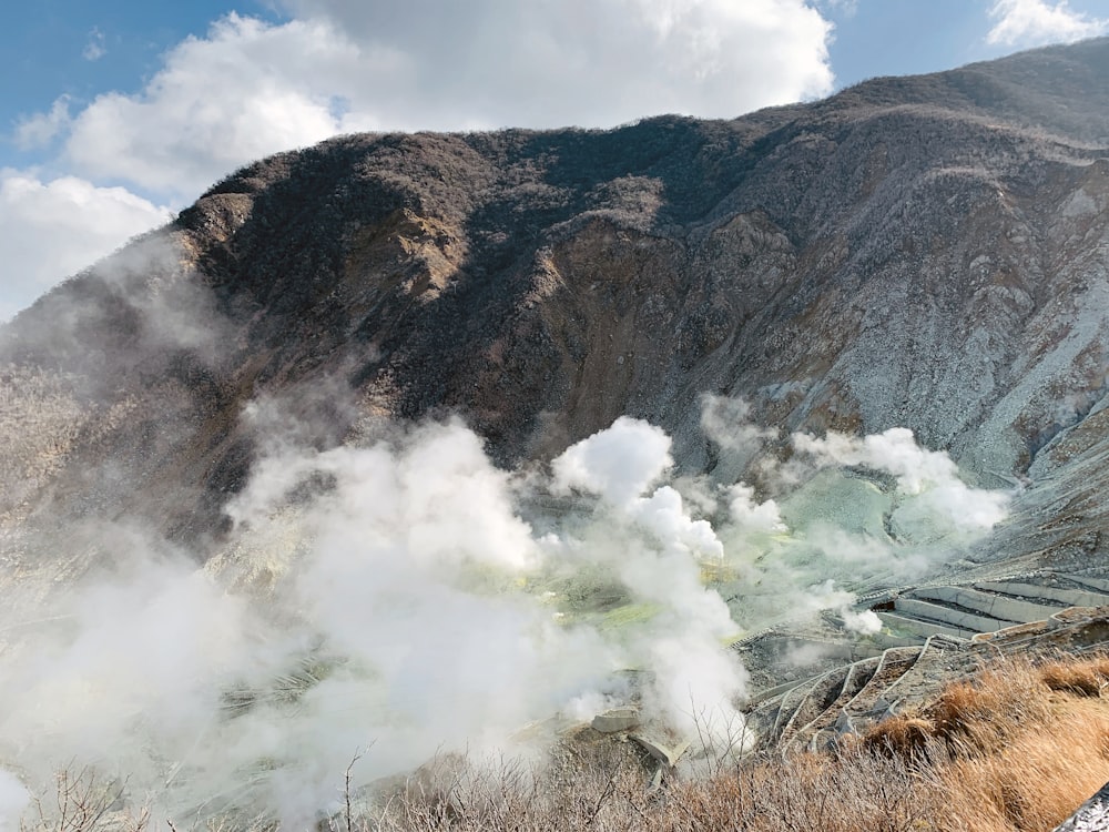 Humo blanco que sale de la montaña marrón