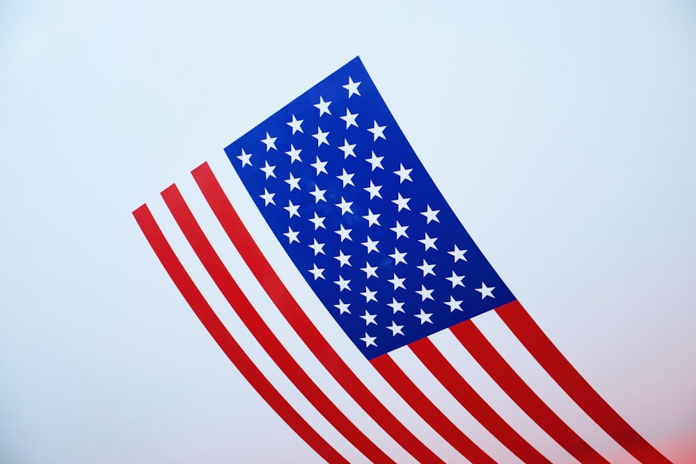 白い背景に国旗を立てる米国