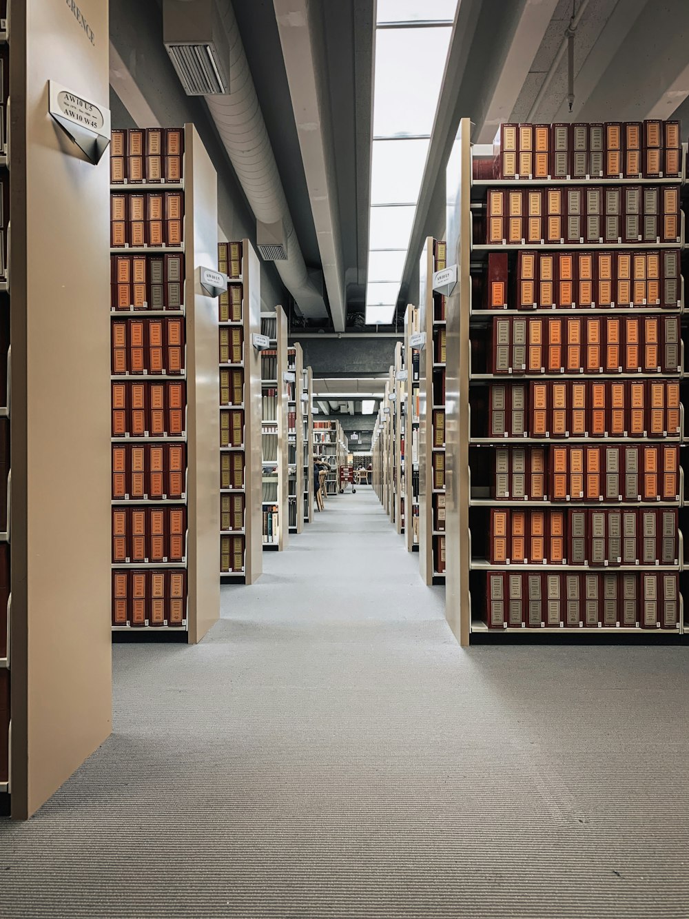 Braune hölzerne Bücherregale auf grauem Betonboden