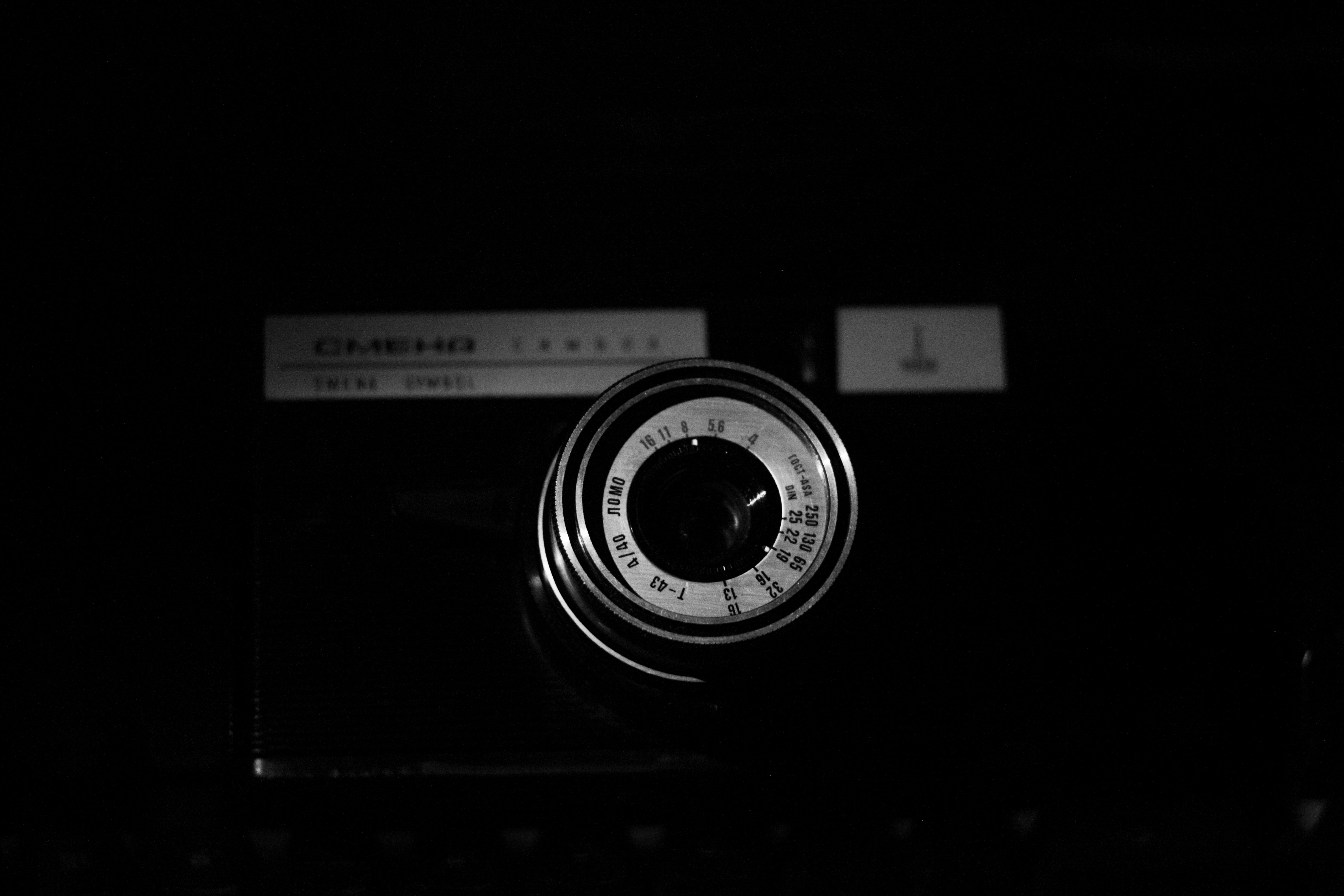 Lente de cámara negra y plateada