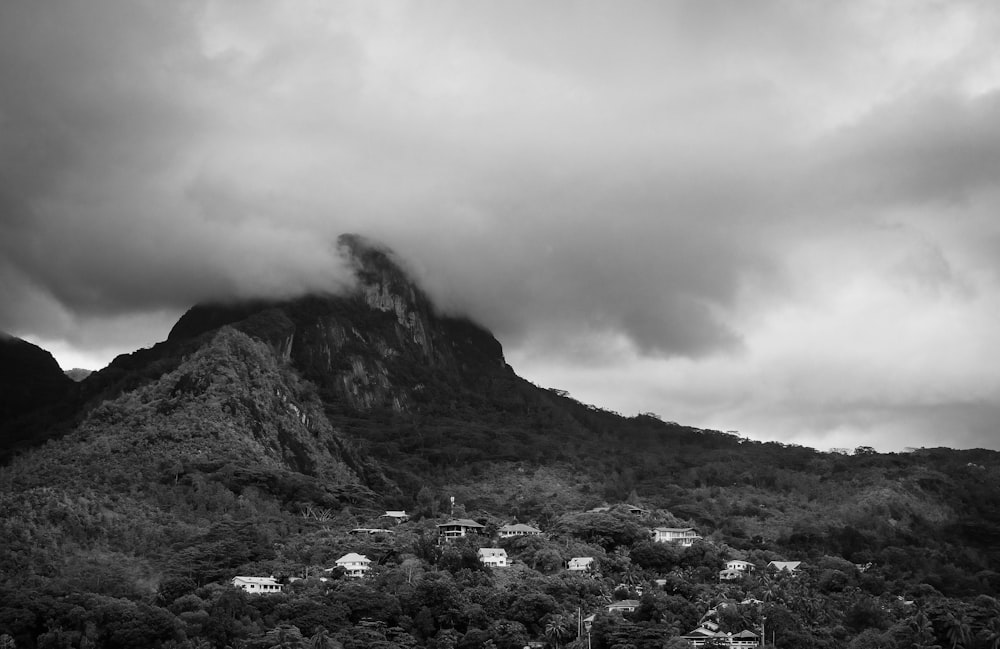 Photo en niveaux de gris d’une montagne sous un ciel nuageux