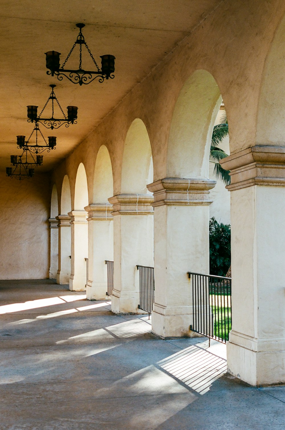 Edificio de hormigón blanco y marrón