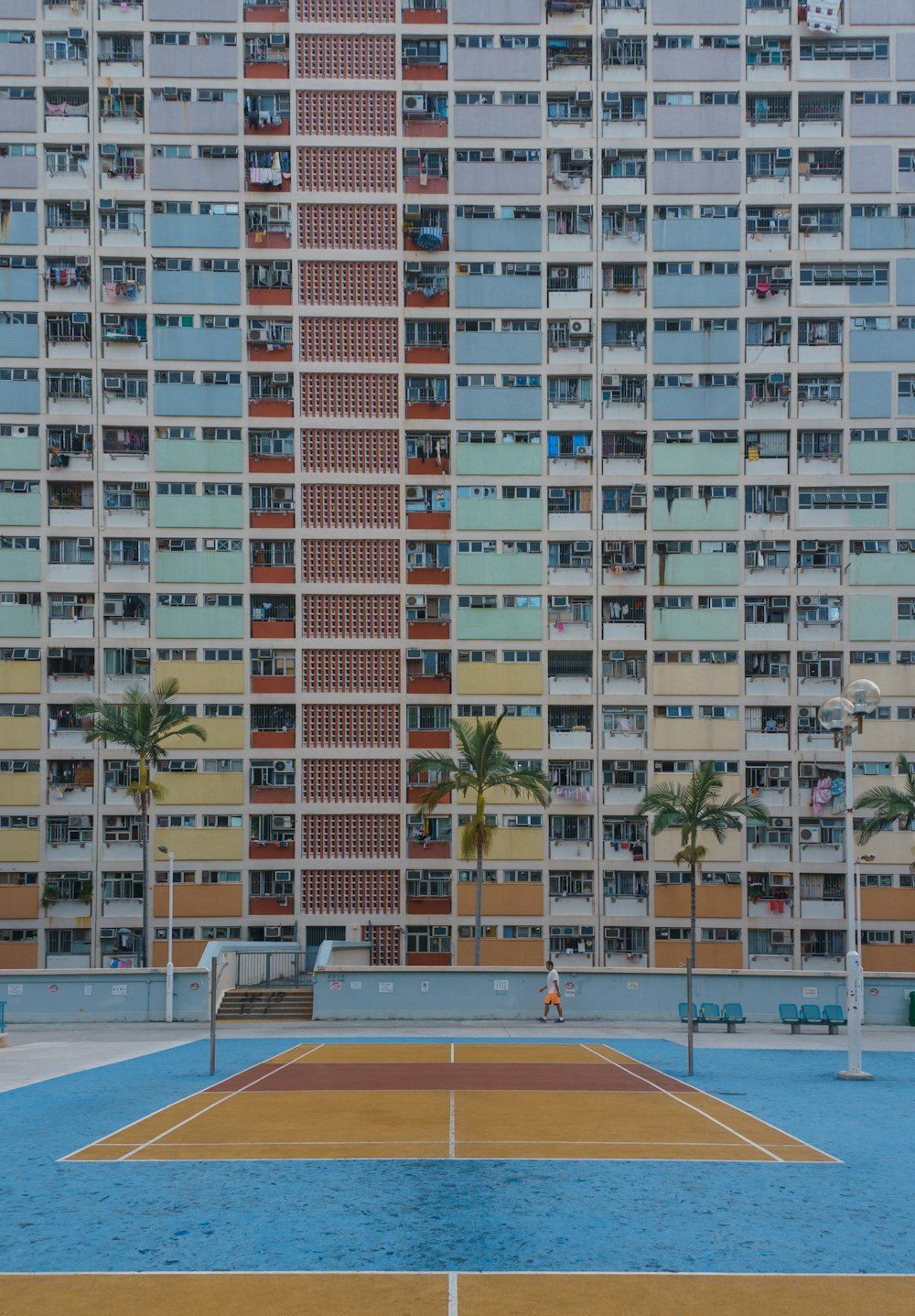 piscina branca e azul perto do edifício de concreto branco durante o dia