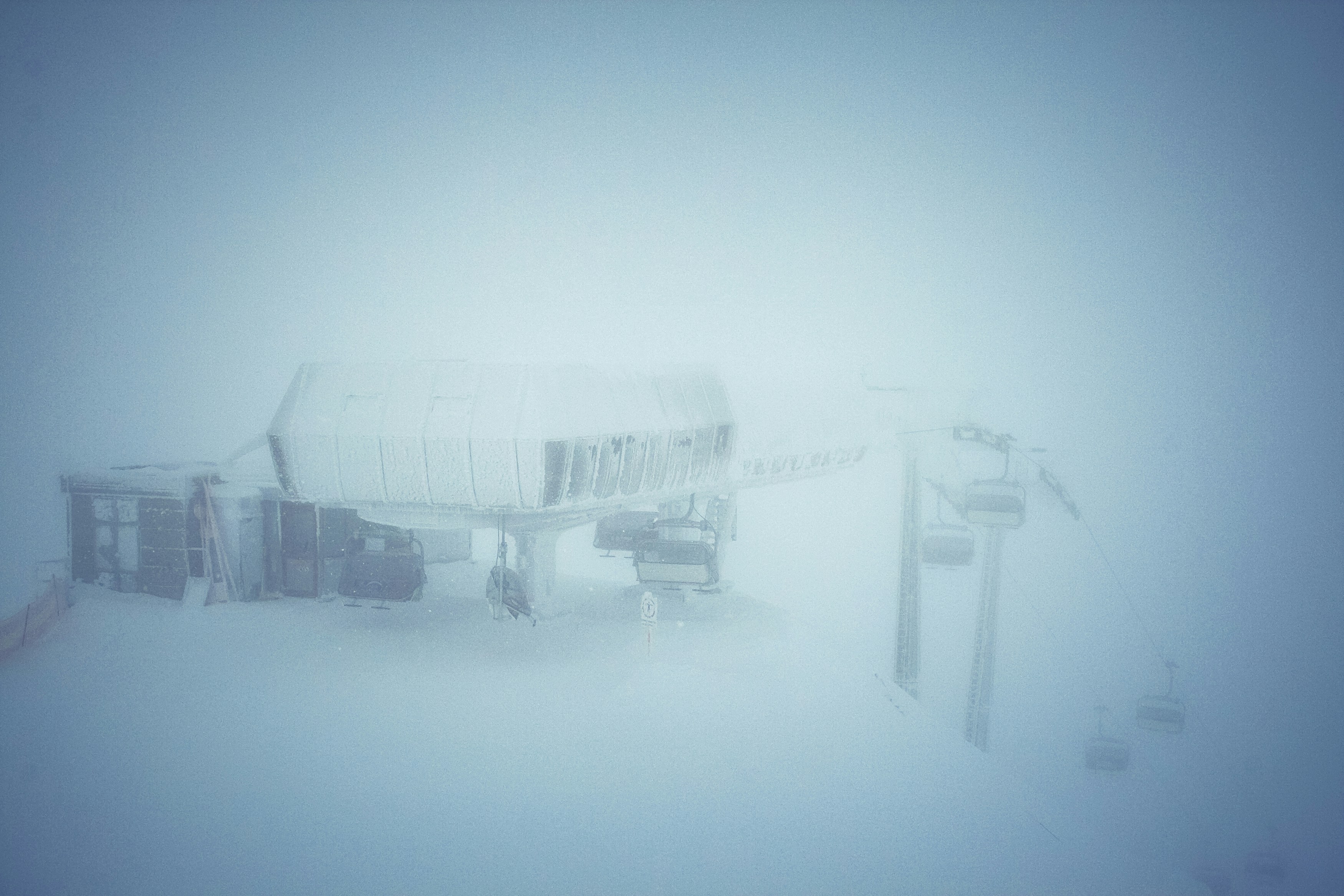 Skier par mauvais temps : comment se préparer ?